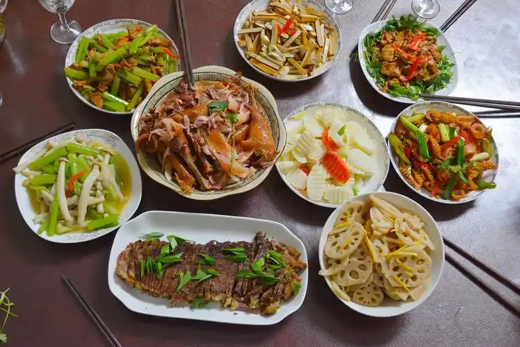 弟媳妇真能干,进厨房一会儿就做了一大桌菜,个个都好吃