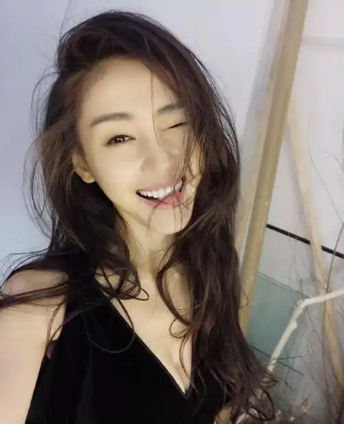 张天爱曝光搞笑三连拍,拍照动作引起网友热议.