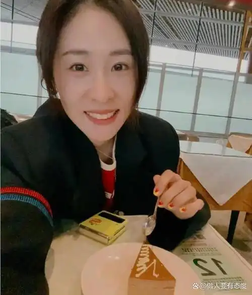 35岁张碧晨现身北京机场面容消瘦法令纹明显未婚生子显孤独