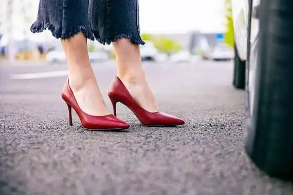 贝嫂骨折拄拐,还穿着它_高跟鞋_脚趾_潘主任