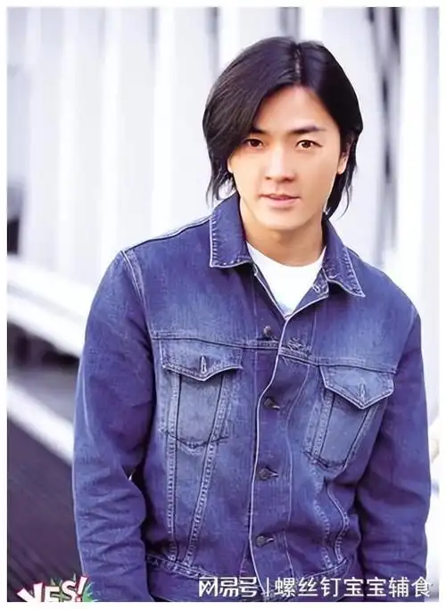 郑伊健夫妇日本被偶遇,蒙嘉慧日语流利对话,已经融入当地的生活