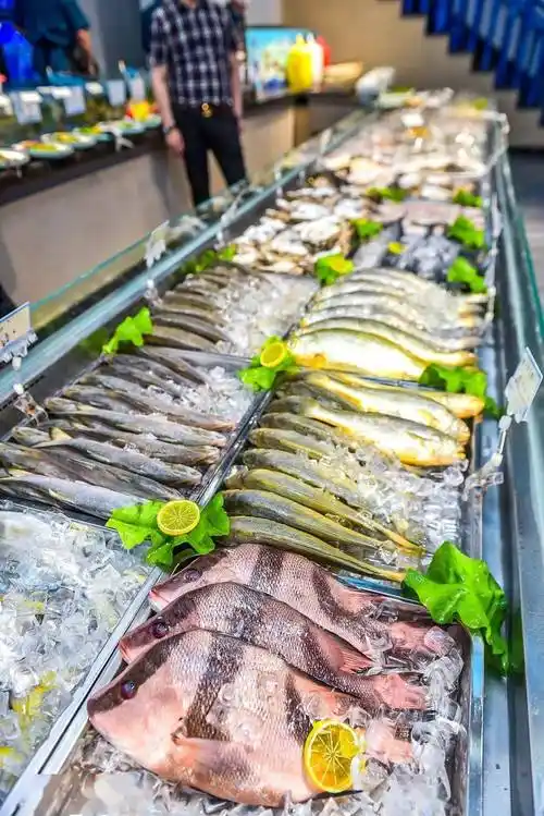 除了水族箱里游来游去的海鲜,中央烟雾萦绕的冰台也是美轮美奂,各类冰