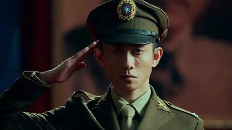 局中人:张一山穿军装的样子真帅,英姿飒爽,妥妥地成熟男人!