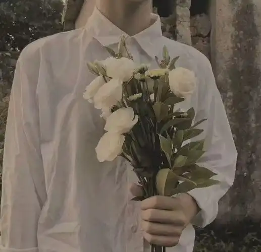 有没有手捧鲜花的男生壁纸啊
