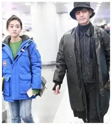 梁洁穿蓝色工装外套看着像18岁小女孩可她旁边就站着未婚夫