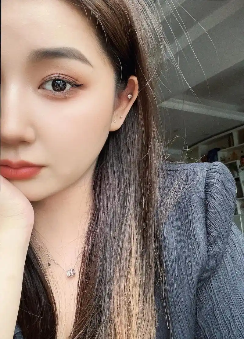 半张脸颜值 #分享照片 不是我高冷  是手冷 - 抖音