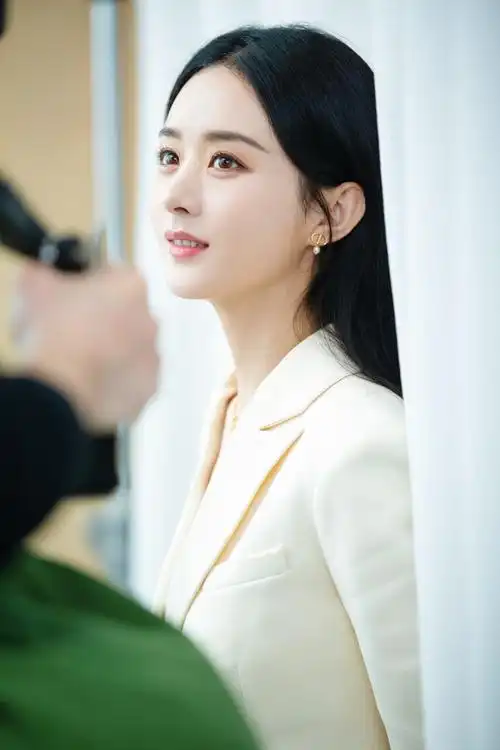 照片中,赵丽颖身穿奶白色西装,眼神又a又纯.