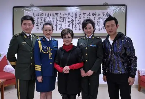 曲丹参加李谷一音乐会演唱蓝天行受追捧