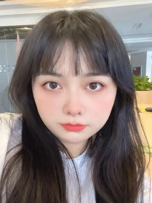 齐刘海真的好圆圆脸 本来就是个大圆脸 现在的齐刘海显得更圆了 不过