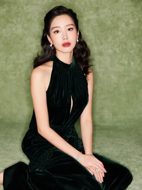 杨采钰美得我眼前一亮##杨采钰丝绒质感大片