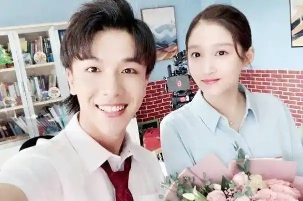 《我是班主任》开播,关晓彤王俊凯虽相差两岁,角色却是天差地别_老莫