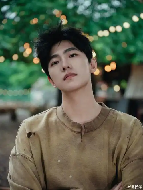 还以为杨洋衣服脏了#杨洋今日晒新写真,哈哈哈哈不知道还真以为杨洋