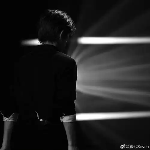 易烊千玺背影a爆##易烊千玺氛围感悬念大片##易烊千玺v领黑衬衫