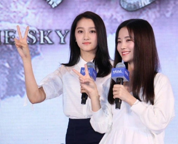 20岁关晓彤同框24岁鞠婧祎,网友:熟女和少女的差距一目了然!