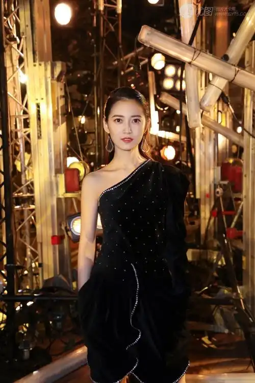 陈钰琪黑色天鹅绒礼服出席活动,露半肩优雅而又性感 陈钰琪,女演员