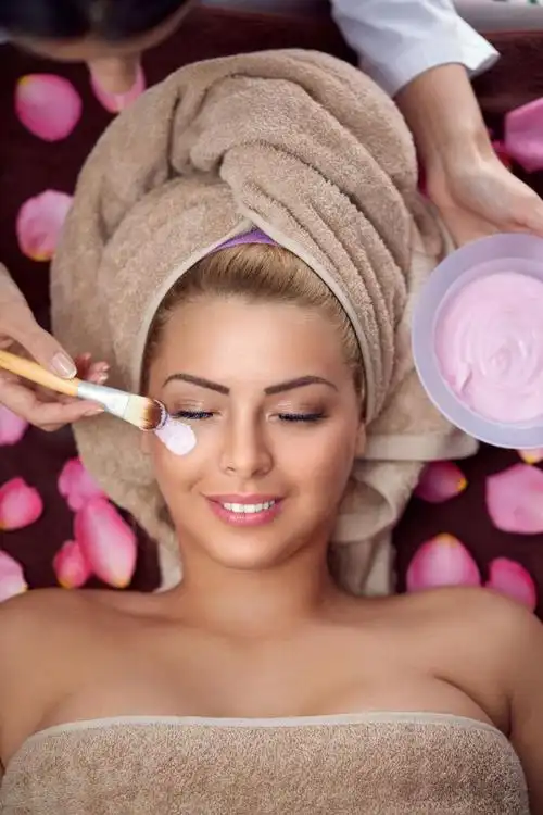 在美容院做面部面膜的女人图片-一位美丽的年轻女子做面部面膜护理