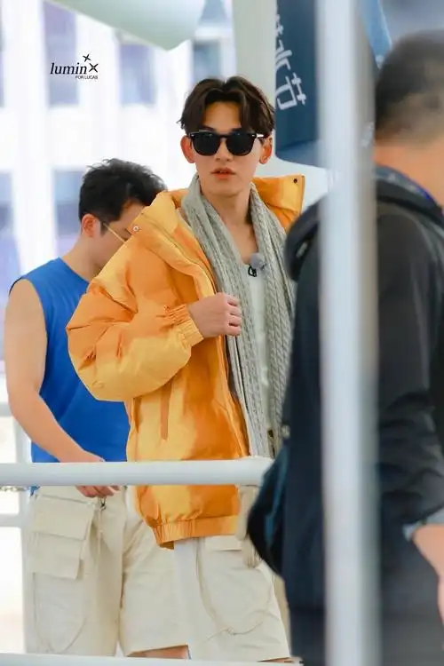 黄旭熙0528三亚跑男录制路透更新中骑上我心爱的小摩托