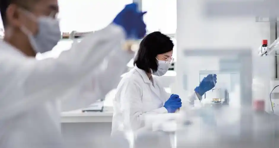 图:悦刻研发团队在实验室中调配产品