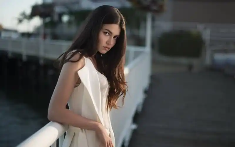 女孩,长长的头发高清原图查看