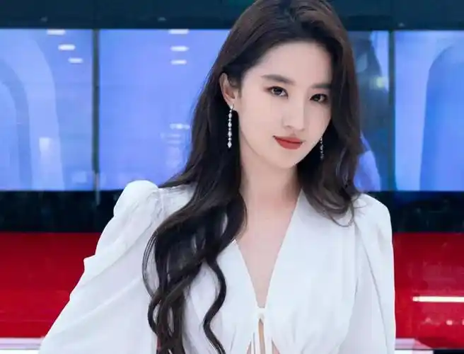 刘亦菲写真一袭白裙仙气飘飘明媚动人