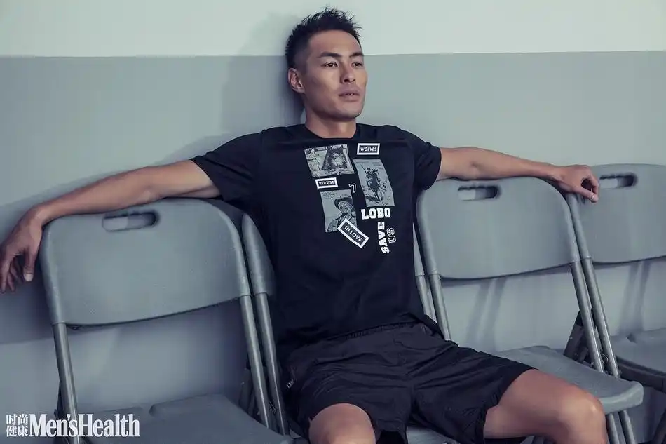 身着黑色背心再现"好胸",多套运动风look尽展"高电压男友"的全能魅力