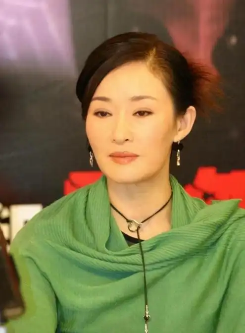 著名演员盖丽丽:25岁爆红,拍哺乳戏被骂,退圈后成海清老板娘