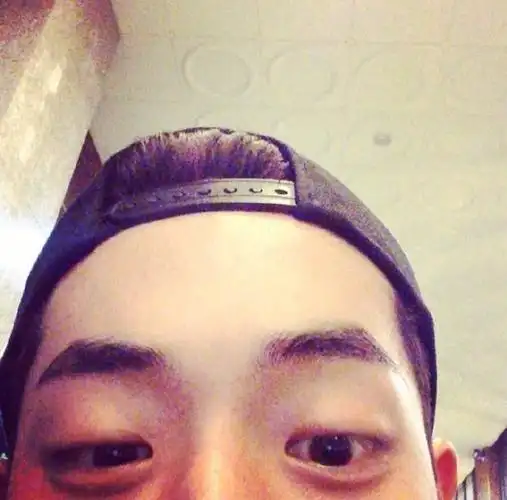 [南柱赫][分享]170905 南柱赫的独特拍照方式:自拍只拍眉毛!