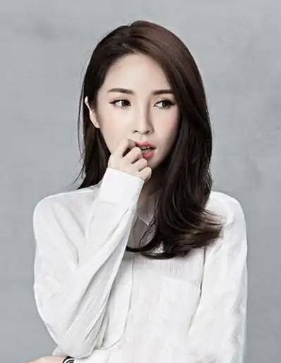 冬季流行的披肩烫发发型 发梢微卷显清新范儿