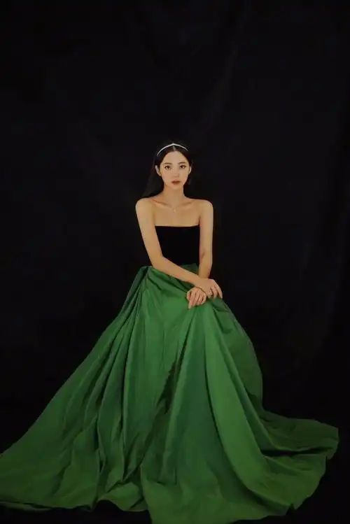 欧阳娜娜真的长大了微博之夜一红一白礼服裙气质优雅高贵