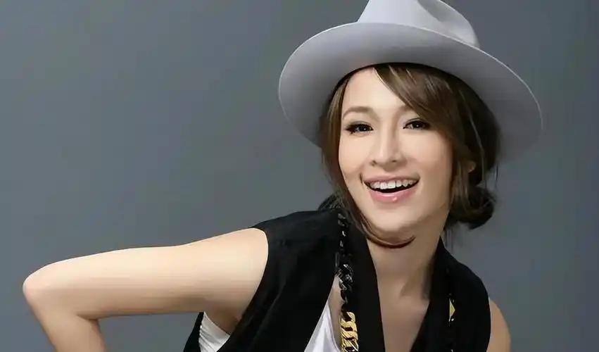 交往15任小鲜肉,44岁的萧亚轩现在看起来又老又虚