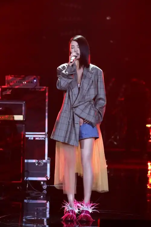 谭维维不同场合秀穿搭,将时尚和个性进行到底