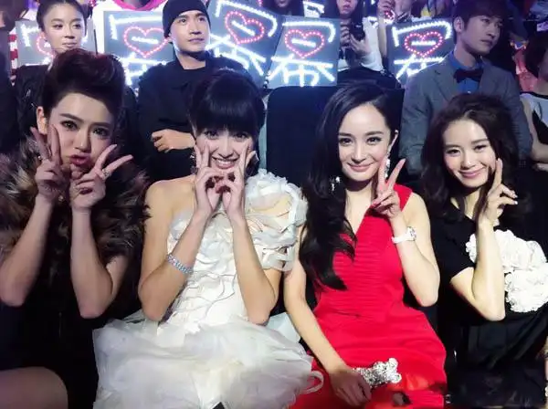 四小花旦唐嫣刘诗诗杨幂戚薇 四姐妹貌美如花惹人喜爱