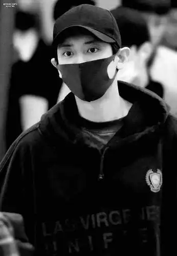 朴灿烈低调现身仁川机场,黑衣黑裤的朴火山气质满分