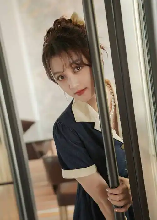 董思怡携新作亮相第十三届北影节红毯 牛仔长裙演绎复古时尚_电影节