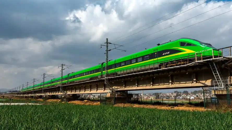 行驶在云贵高原上的复兴号绿色动车组,虽然这还不是严格意义的高铁