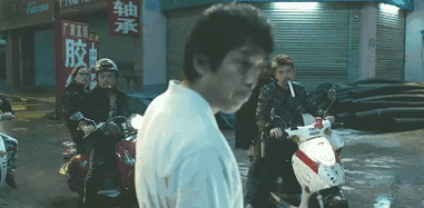 接着,哪怕黄渤徐峥都在场,雷佳音也还是主场: 他从摩托车上下来, 松松