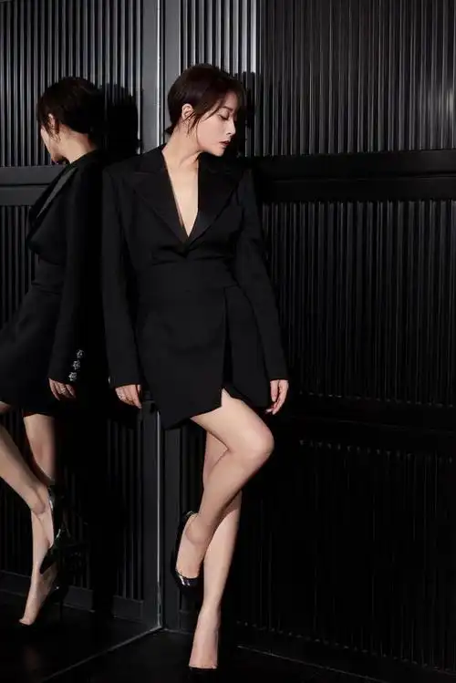 41岁的殷桃越活越年轻,牛仔外套超减龄,堪称中年女性穿衣榜样