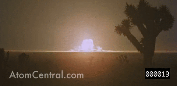 1955年美国沙漠原子弹爆炸测试高清影像曝光