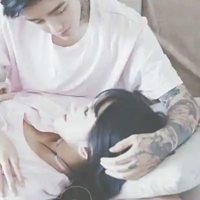 深情相拥的双人接吻情人头像,情侣头像图片-回车桌面