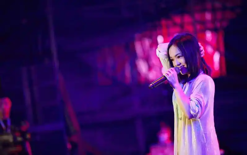 徐佳莹2024突然变的有些奢侈的事成都演唱会大河票务网