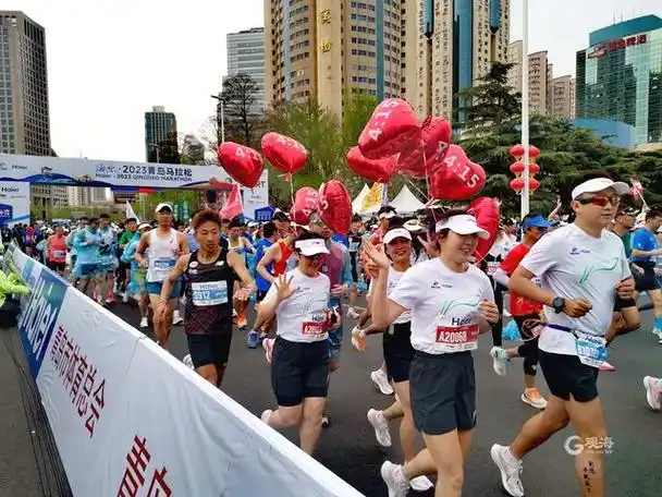 今天上午7时30分,由青岛市人民政府主办的海尔·2023青岛马拉松在五四