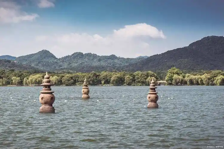 在西湖上还有很多景点可以游览哦.最著名的当然是"三潭印月"了.