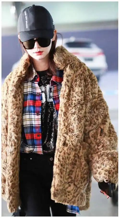 戚薇身穿豹纹外套走机场,内搭格子衬衫 紧身裤真帅气,霸气十足_的设计