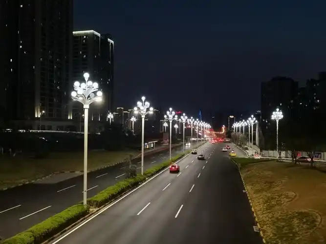 朝天门大桥南桥头改造后的路灯.受访单位供图