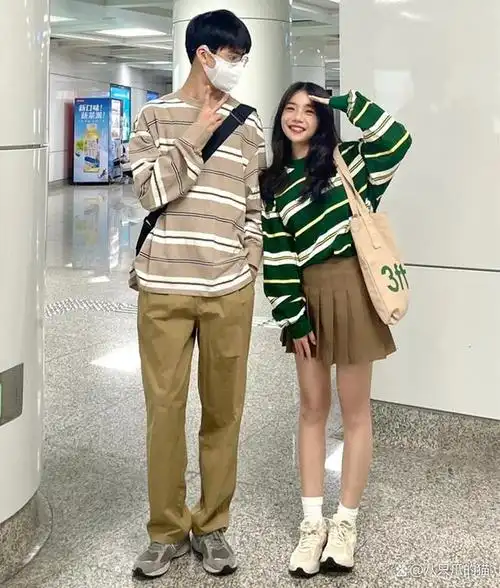 高颜值情侣穿搭,158女友和178男友甜蜜同框,越看越般配