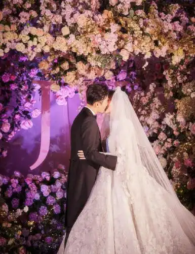 唐嫣罗晋婚礼现场照曝光两人深情热吻甜蜜十足