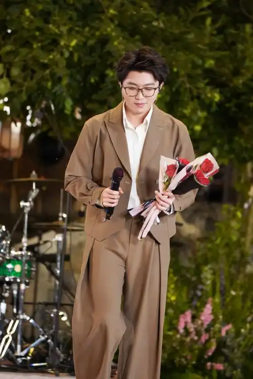 毛不易超话青砖灰瓦的古镇墙边,晚夜静谧;@毛不易惬意安然的声线,让