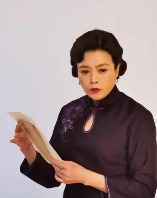 丁嘉丽女儿:被父母抛弃,遭叔叔虐待,没爱环境长大36岁还没结婚