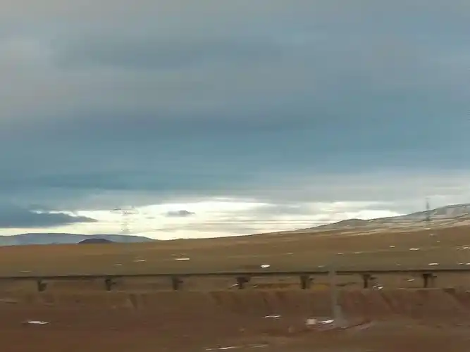 列车穿过格尔木,慢慢进入昆仑山,唐古拉山口,可可西里无人区.