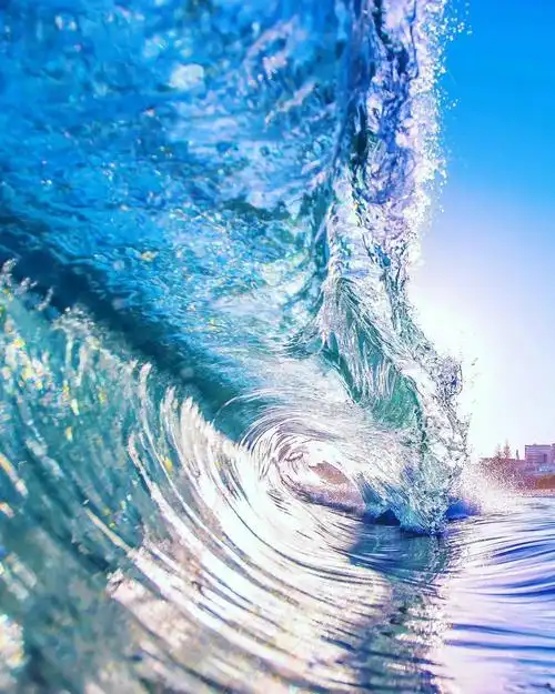 海纳百川所有的世间的嘈杂纷乱情感与思念快乐与痛苦在海面前都是那么